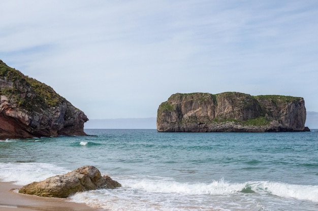 Praia do norte da Espanha belo mar ao lado de falésias e rochas na costa