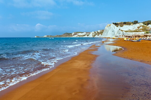 Foto praia do xi com areia vermelha. vista de manhã na grécia, kefalonia. mar jônico.