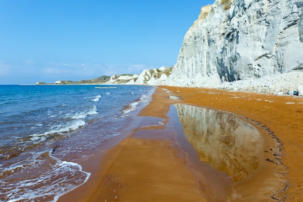 Praia do xi com areia vermelha. vista de manhã na grécia, kefalonia. mar jônico.