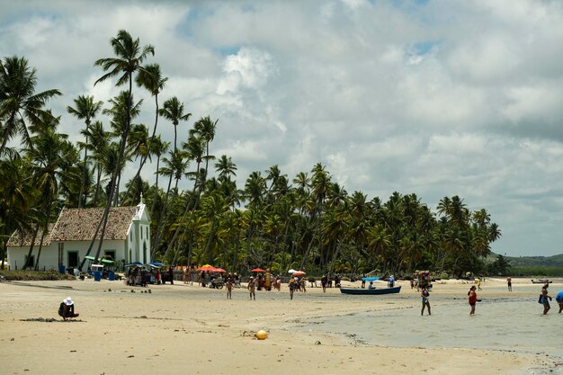 Praia dos Carneiros Pernambuco Brasil 09 de noviembre de 2022 Pequeña iglesia frente a la playa con turistas