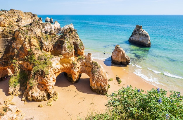 Foto praia dos tres irmaos, na área de portimao, em portugal