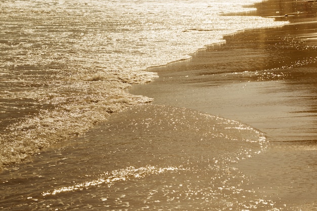 Foto praia dourada, luz do sol. praia na ilha grega de creta.