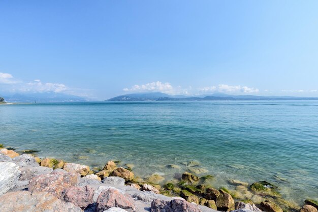 Praia e água azul no Lago Garda. Itália, Europa