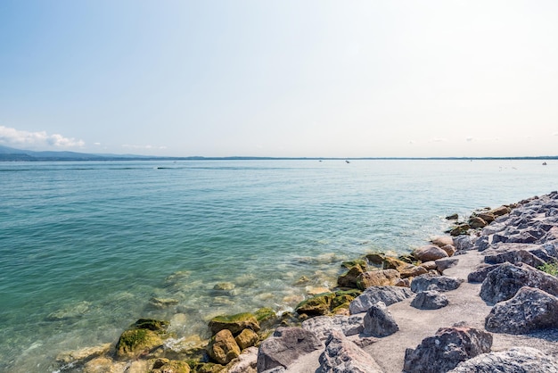 Praia e água azul no Lago Garda. Itália, Europa