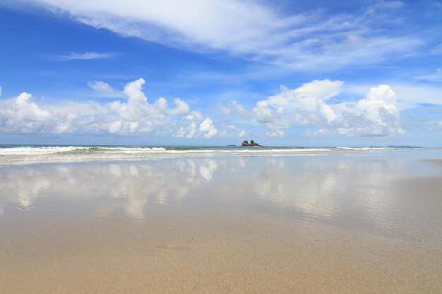 praia e belo mar tropical