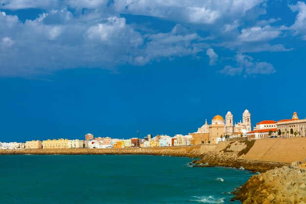 Praia e catedral em cádiz, andaluzia, espanha