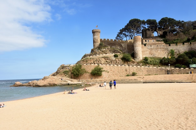 Praia e centro histórico da vila de Tossa de Mar, província de Girona, Catalunha, Espanha