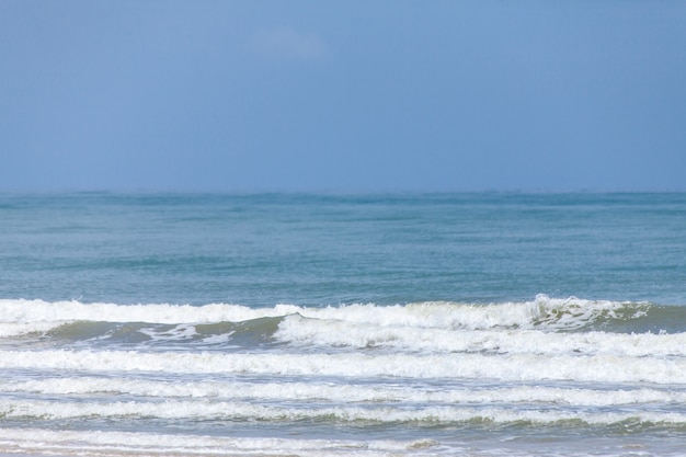 Praia e céu azul, mar e céu.