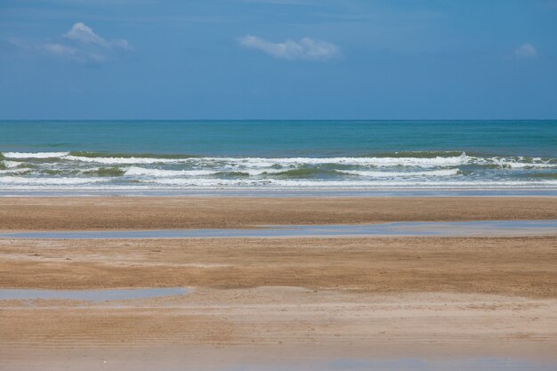 Praia e céu azul, mar e céu.