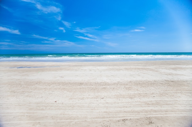 Praia e céu azul, mar e céu.