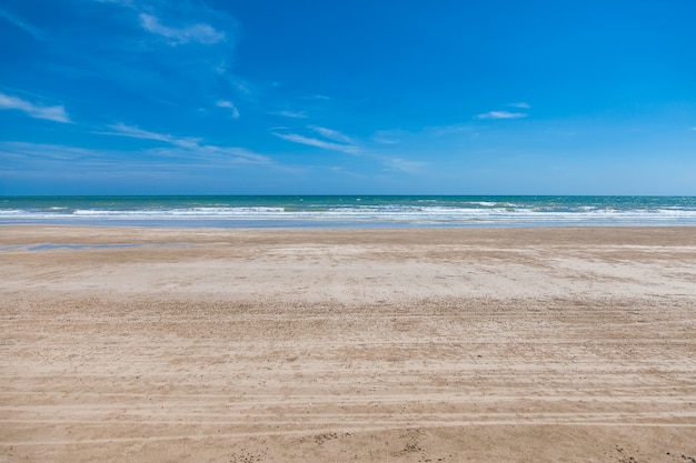 Foto praia e céu azul, mar e céu.