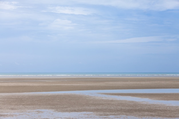 Praia e céu azul, mar e céu.