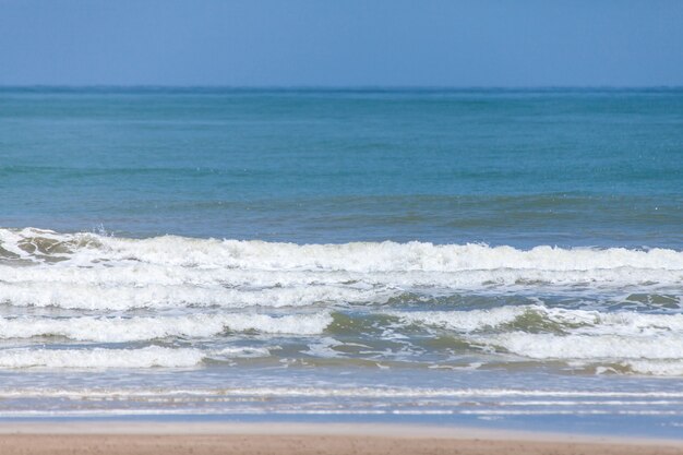 Praia e céu azul, mar e céu.