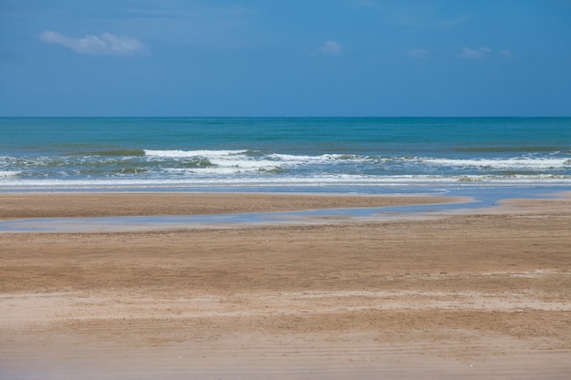 Praia e céu azul, mar e céu.