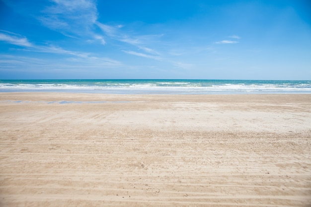 Praia e céu azul, mar e céu.