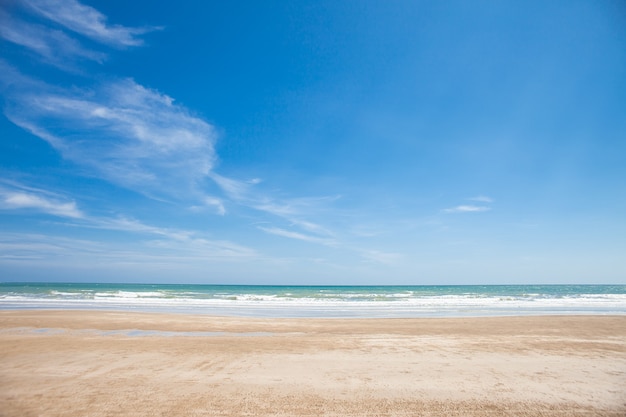 Foto praia e céu azul, mar e céu.