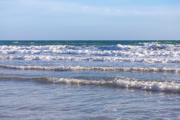 Praia e céu azul, mar e céu.