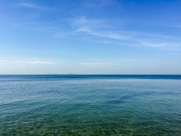 Praia e céu azul