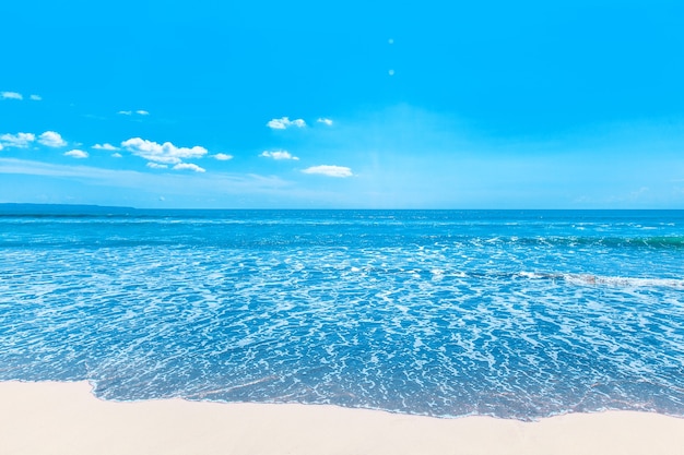 Praia e lindo mar tropical sob céu azul claro