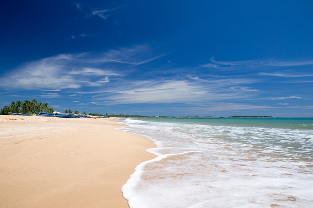 Praia e lindo mar tropical.