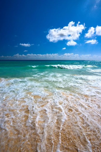 Praia e mar bonitos