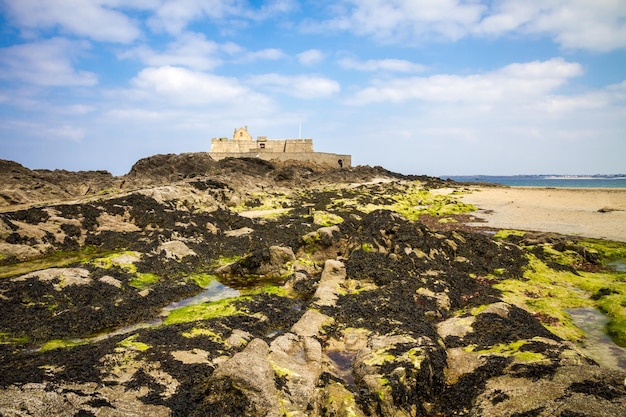 Praia e mar de Fort National na cidade de SaintMalo Brittany França