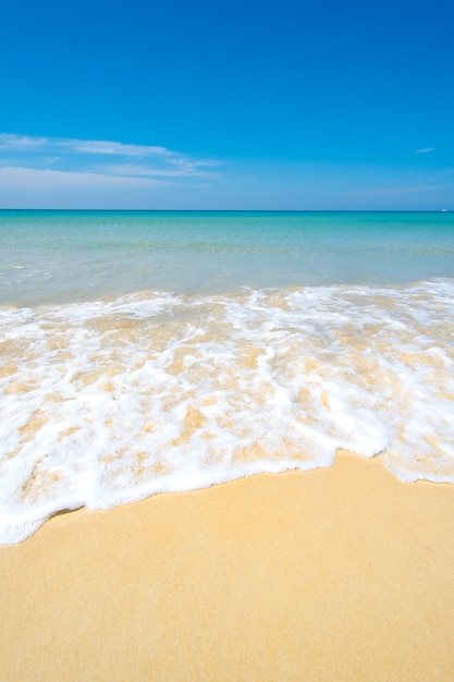 Praia e mar em dia de verão