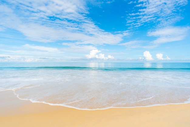 Praia e mar no sol de verão