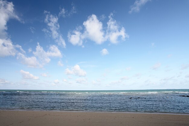 Praia e mar tropical