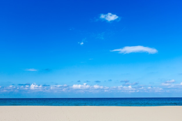 Praia e mar tropical