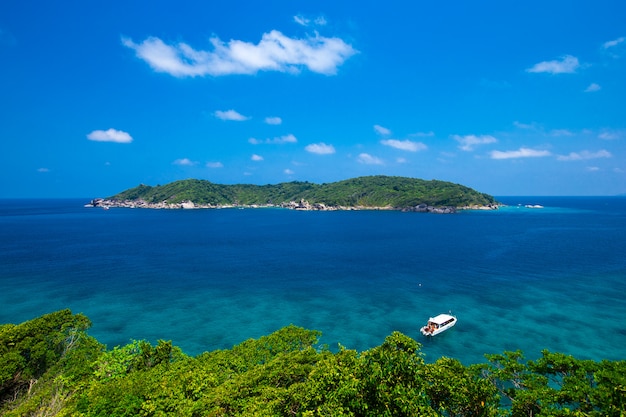 Praia e mar tropical