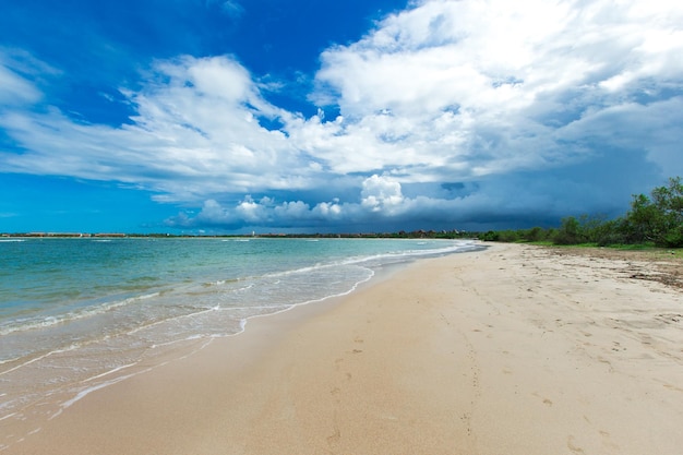 Praia e mar tropical