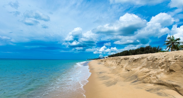 Praia e mar tropical