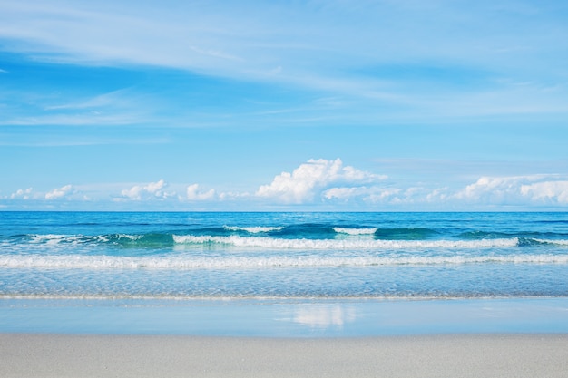 Foto praia e ondas no mar com o céu azul