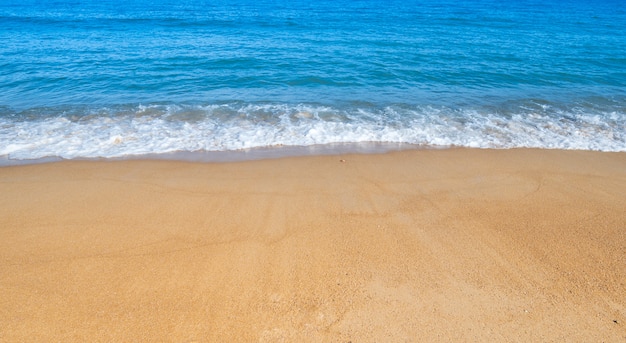 praia e ondas suaves com céu azul