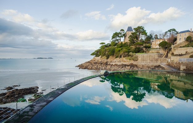 Praia e piscina em Dinard, Bretanha, França