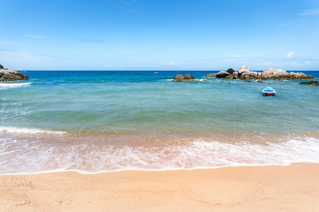 Praia e rochas durante as férias de verão