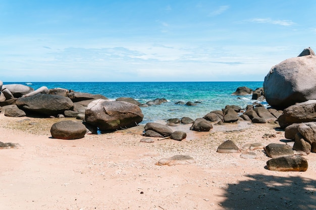 Praia e rochas durante as férias de verão