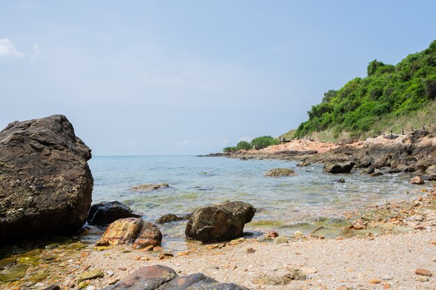 Praia e rochas