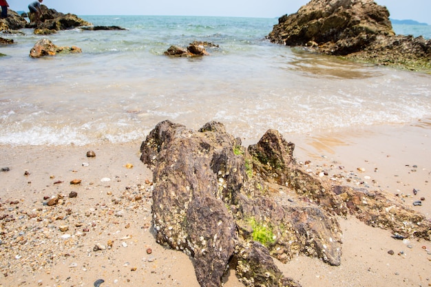 Foto praia e rochas