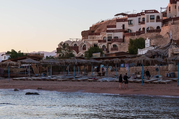 Praia e um hotel nas rochas em Sharks Bay à noite. Sharm El Sheikh, Sinai do Sul, Egito