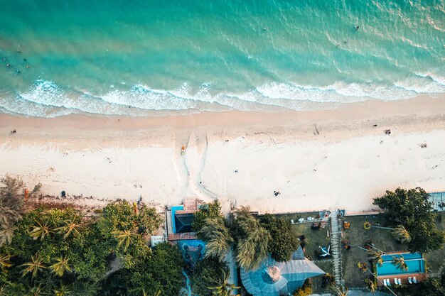 Praia e vista para o mar à noite