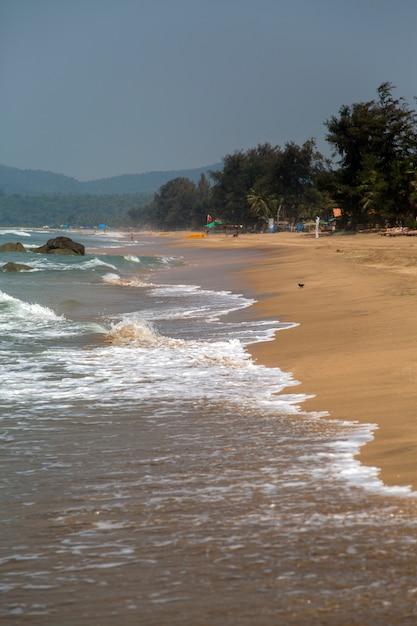 Foto praia em anjuna, goa, índia