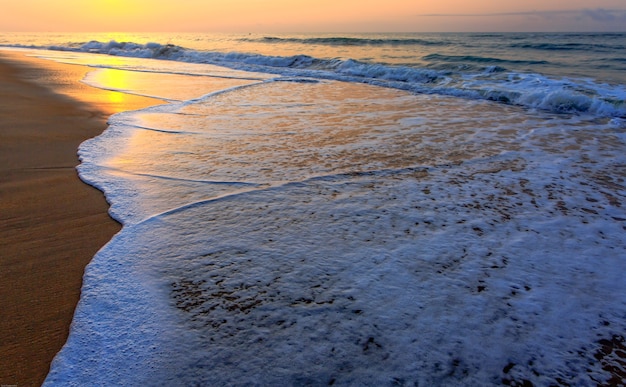 Praia em Cape Coast, Gana. De manhã