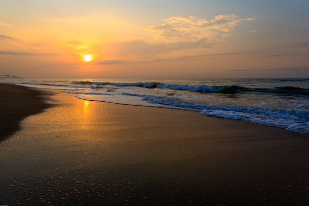 Praia em Cape Coast, Gana. De manhã