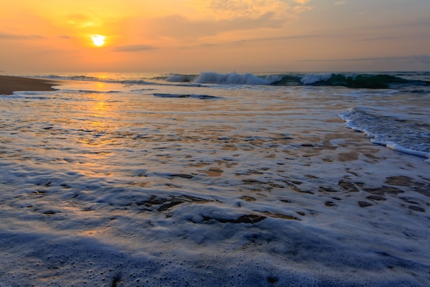 Praia em Cape Coast, Gana. De manhã