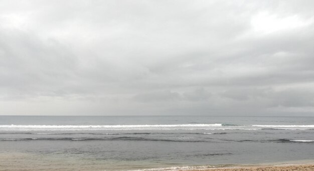 Foto praia em foto de tempo tempestuoso como fundo