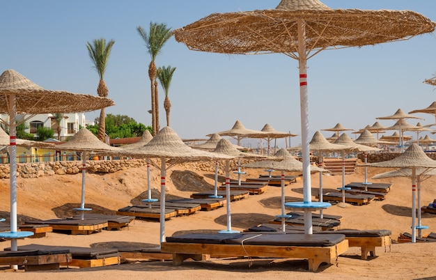 Praia em um dia ensolarado no Egito