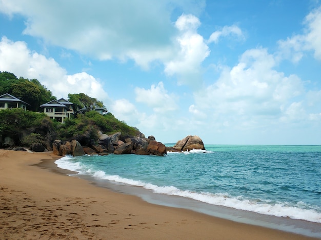 Praia em uma baía na ilha de Koh Samui, na Tailândia.