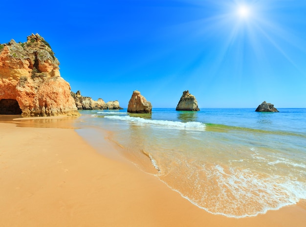 Foto praia ensolarada de areia dos tres irmãos vista de verãoportimão alvor algarve portugal